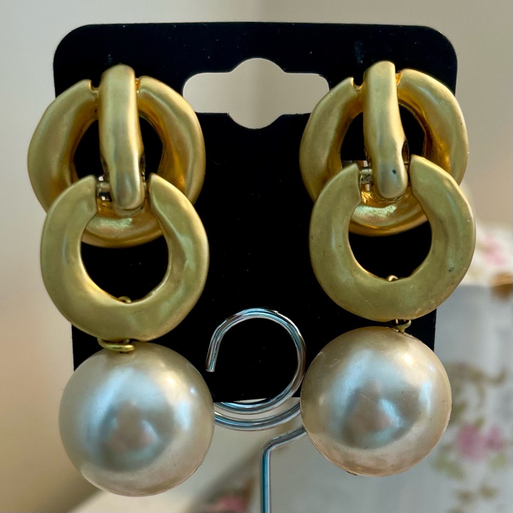 DESIGNER INSPIRED VINTAGE BOLD MATTE GOLD TONE CLIP-ON STYLE DANGLE EARRINGS